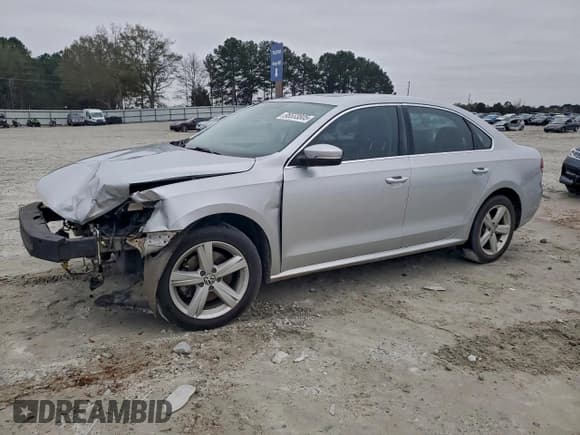 ✅ 2013 Volkswagen Passat SE • VIN: 1VWBN7A39DC019188 • Лот: 95533805. Опубликован ранее на Copart с пробегом 139 575 миль. Бесплатный доступ к архиву аукционных продаж из США и подробный отчёт об истории автомобиля на DreamBid. Изображение 1.