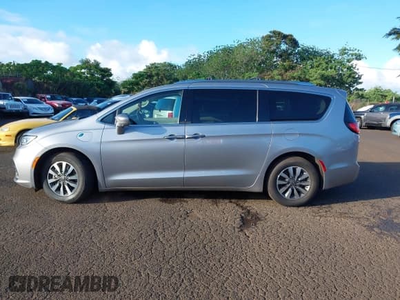 ✅ 2021 Chrysler Pacifica Hybrid Touring L • VIN: 2C4RC1L7XMR581385 • Lot: 43566058. Listed on IAAI with 6,979 mi. Free auction sales archive from the USA and detailed vehicle history report at DreamBid. Image 15.