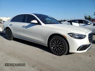 ✅ 2021 Mercedes-Benz S 580 • VIN: W1K6G7GB8MA033372 • Lot: 46752234. Wystawiony na Copart z przebiegiem 8 713 mil. Bezpłatny archiwum sprzedaży aukcyjnych z USA i szczegółowy raport historii pojazdu na DreamBid. Zdjęcie 4.