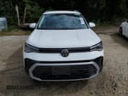 ✅ 2025 Volkswagen Taos SE • VIN: 3VVUC7B24SM027977 • Lot: 81026995. Wystawiony na Copart z przebiegiem Nie podano. Bezpłatny archiwum sprzedaży aukcyjnych z USA i szczegółowy raport historii pojazdu na DreamBid. Zdjęcie 5.