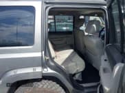 ✅ 2007 Jeep Commander Limited • VIN: 1J8HG58277C657056 • Lot: 43490802. Wystawiony na IAAI z przebiegiem 119 538 mil. Bezpłatny archiwum sprzedaży aukcyjnych z USA i szczegółowy raport historii pojazdu na DreamBid. Zdjęcie 8.