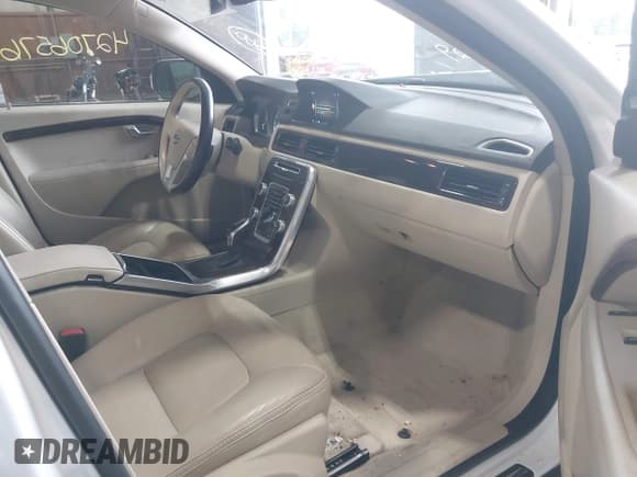 ✅ 2015 Volvo XC70 T6 • VIN: YV4902NK6F1224189 • Lot: 42706576. Listed on IAAI with 125,329 mi. Free auction sales archive from the USA and detailed vehicle history report at DreamBid. Image 5.