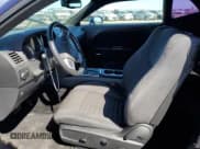 ✅ 2014 Dodge Challenger SXT • VIN: 2C3CDYAG8EH256275 • Lot: 71063714. Wystawiony na Copart z przebiegiem 126 638 mil. Bezpłatny archiwum sprzedaży aukcyjnych z USA i szczegółowy raport historii pojazdu na DreamBid. Zdjęcie 7.