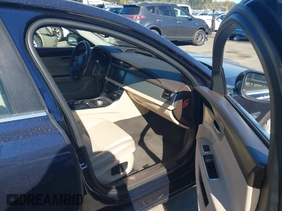 ✅ 2016 Jaguar XF 35t Prestige • VIN: SAJBK4BV2GCY19251 • Lot: 43459912. Wystawiony na IAAI z przebiegiem 97 150 mil. Bezpłatny archiwum sprzedaży aukcyjnych z USA i szczegółowy raport historii pojazdu na DreamBid. Zdjęcie 5.