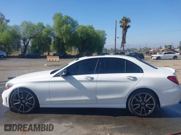✅ 2020 Mercedes-Benz C 300 • VIN: 55SWF8DB8LU323624 • Lot: 43017196. Wystawiony na IAAI z przebiegiem 58 786 mil. Bezpłatny archiwum sprzedaży aukcyjnych z USA i szczegółowy raport historii pojazdu na DreamBid. Zdjęcie 15.