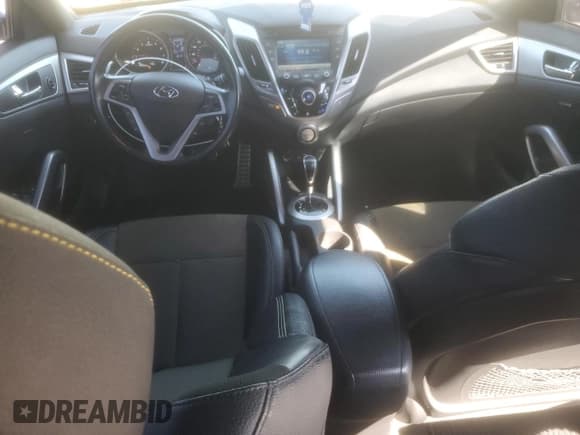 ✅ 2016 Hyundai Veloster • VIN: KMHTC6ADXGU251227 • Lot: 74374414. Wystawiony na Copart z przebiegiem 63 266 mil. Bezpłatny archiwum sprzedaży aukcyjnych z USA i szczegółowy raport historii pojazdu na DreamBid. Zdjęcie 8.