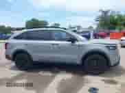 2022 Kia Sorento X-Line S z VIN 5XYRLDLC0NG095849, wystawiony jako IAAI lot #42663893 z przebiegiem 42 132 mil mil oraz . Historia ofert i sprzedaży dostępna na DreamBid. Obrazek 13.