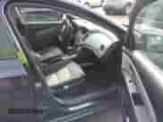 2015 Chevrolet Cruze LS z VIN 1G1PA5SG1F7150629, wystawiony jako IAAI lot #43615286 z przebiegiem 83 703 mil mil oraz . Historia ofert i sprzedaży dostępna na DreamBid. Obrazek 5.