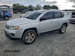 ✅ 2011 Jeep Compass Latitude • VIN: 1J4NT1FB5BD229372 • Лот: 92392375. Опубликован ранее на Copart с пробегом 174 631 миль. Бесплатный доступ к архиву аукционных продаж из США и подробный отчёт об истории автомобиля на DreamBid. Изображение 1.