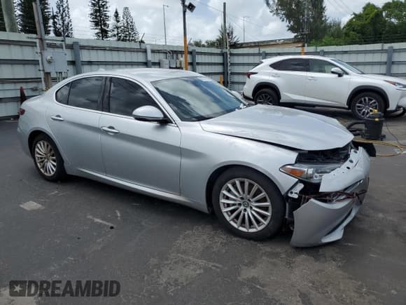 ✅ 2021 Alfa Romeo Giulia • VIN: ZARFAMAN0M7642049 • Lot: 60761455. Wystawiony na Copart z przebiegiem 34 208 mil. Bezpłatny archiwum sprzedaży aukcyjnych z USA i szczegółowy raport historii pojazdu na DreamBid. Zdjęcie 4.