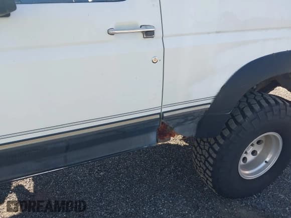 ✅ 1992 Ford Bronco Eddie Bauer • VIN: 1FMEU15N1NLA34048 • Лот: 43269703. Опубликован ранее на IAAI с пробегом 132 010 миль. Бесплатный доступ к архиву аукционных продаж из США и подробный отчёт об истории автомобиля на DreamBid. Изображение 6.