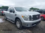 ✅ 2017 Nissan Titan SV • VIN: 1N6AA1C50HN562801 • Lot: 42702143. Wystawiony na IAAI z przebiegiem 90 233 mil. Bezpłatny archiwum sprzedaży aukcyjnych z USA i szczegółowy raport historii pojazdu na DreamBid. Zdjęcie 1.