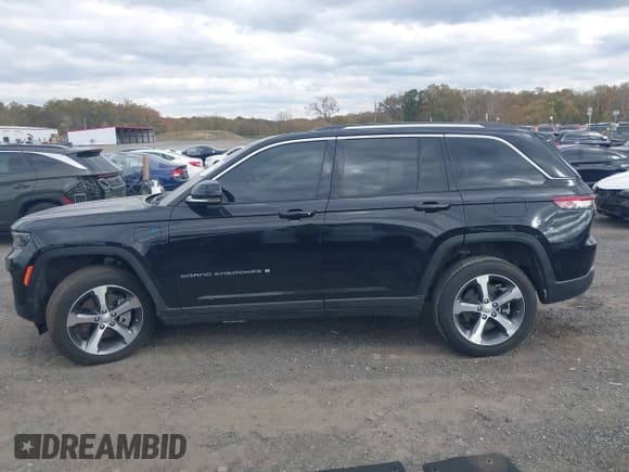 ✅ 2024 Jeep Grand Cherokee • VIN: 1C4RJYB66RC711542 • Lot: 43503819. Listed on IAAI with 18,823 mi. Free auction sales archive from the USA and detailed vehicle history report at DreamBid. Image 14.