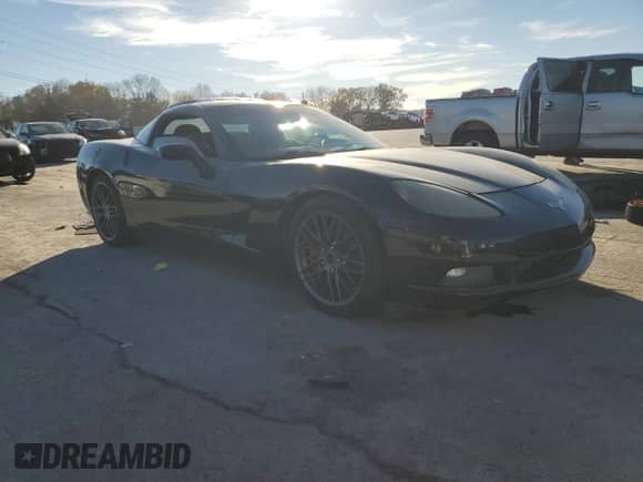 2005 Chevrolet Corvette с VIN 1G1YY24U555117595, выставлен на аукционе Copart как лот 79526124 с пробегом 174 641 миль миль и Списание • Salvage title. История ставок и продаж доступна на DreamBid. Изображение 4.