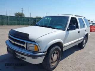 1997 Chevrolet Blazer LS z VIN 1GNDT13W8V2135390, wystawiony jako IAAI lot #43400178 z przebiegiem 130 869 mil mil oraz . Historia ofert i sprzedaży dostępna na DreamBid. Obrazek 2.