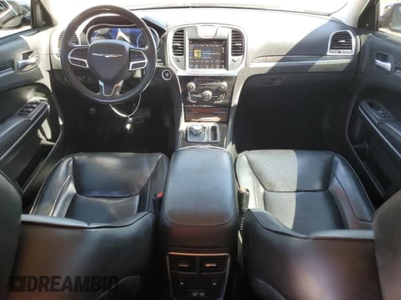 ✅ 2020 Chrysler 300 Limited • VIN: 2C3CCAKGXLH146186 • Lot: 73597204. Wystawiony na Copart z przebiegiem 103 874 mil. Bezpłatny archiwum sprzedaży aukcyjnych z USA i szczegółowy raport historii pojazdu na DreamBid. Zdjęcie 8.