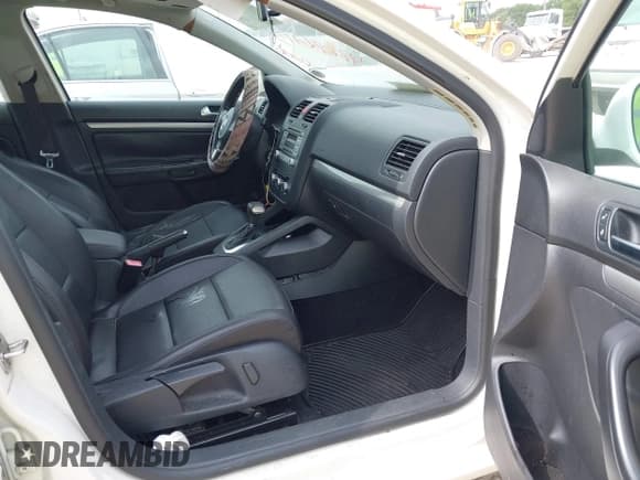 ✅ 2010 Volkswagen Jetta Limited Edition • VIN: 3VWAX7AJ8AM091384 • Lot: 42286113. Listed on IAAI with 103,505 mi. Free auction sales archive from the USA and detailed vehicle history report at DreamBid. Image 5.