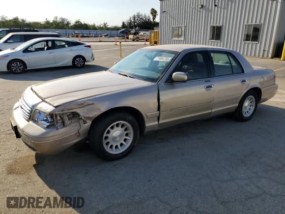 ✅ 1998 Ford Crown Victoria LX • VIN: 2FAFP74W6WX110340 • Lot: 71804755. Wystawiony na Copart z przebiegiem 89 337 mil. Bezpłatny archiwum sprzedaży aukcyjnych z USA i szczegółowy raport historii pojazdu na DreamBid. Zdjęcie 1.