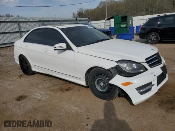 ✅ 2014 Mercedes-Benz C 300 Sport • VIN: WDDGF8AB7EA930111 • Lot: 50959005. Wystawiony na Copart z przebiegiem 195 477 mil. Bezpłatny archiwum sprzedaży aukcyjnych z USA i szczegółowy raport historii pojazdu na DreamBid. Zdjęcie 4.