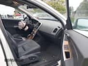 ✅ 2015 Volvo XC60 T5 • VIN: YV4612RK7F2757513 • Lot: 43305445. Wystawiony na IAAI z przebiegiem 140 148 mil. Bezpłatny archiwum sprzedaży aukcyjnych z USA i szczegółowy raport historii pojazdu na DreamBid. Zdjęcie 5.