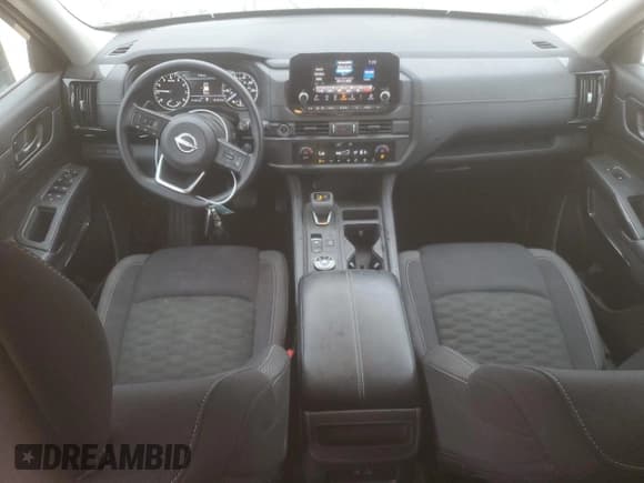 ✅ 2023 Nissan Pathfinder S • VIN: 5N1DR3AC5PC257354 • Lot: 51806235. Wystawiony na Copart z przebiegiem 17 146 mil. Bezpłatny archiwum sprzedaży aukcyjnych z USA i szczegółowy raport historii pojazdu na DreamBid. Zdjęcie 8.