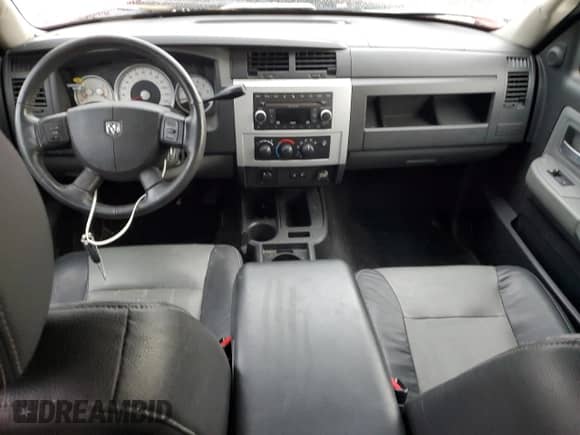 2010 Dodge Dakota Laramie z VIN 1D7RW5GP9AS217497, wystawiony jako Copart lot #84239104 z przebiegiem Nie podano mil oraz Czysty tytuł • Clean title. Historia ofert i sprzedaży dostępna na DreamBid. Obrazek 8.