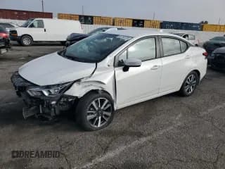 ✅ 2023 Nissan Versa SV • VIN: 3N1CN8EV5PL820687 • Lot: 82756735. Wystawiony na Copart z przebiegiem 64 809 mil. Bezpłatny archiwum sprzedaży aukcyjnych z USA i szczegółowy raport historii pojazdu na DreamBid. Zdjęcie 1.