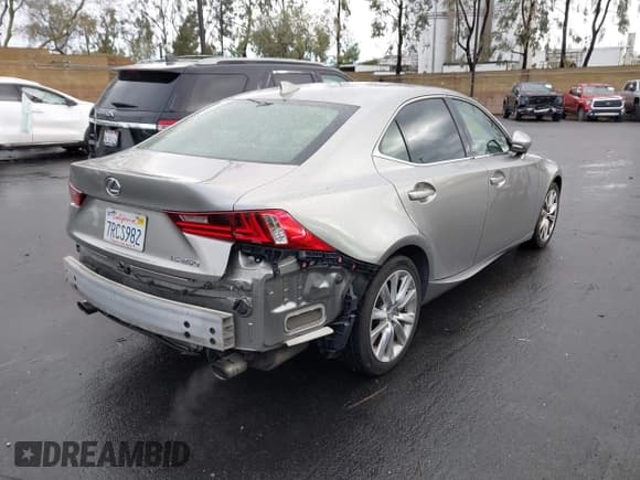 ✅ 2014 Lexus IS 250 • VIN: JTHBF1D29E5014075 • Lot: 43734365. Wystawiony na IAAI z przebiegiem 153 002 mil. Bezpłatny archiwum sprzedaży aukcyjnych z USA i szczegółowy raport historii pojazdu na DreamBid. Zdjęcie 4.