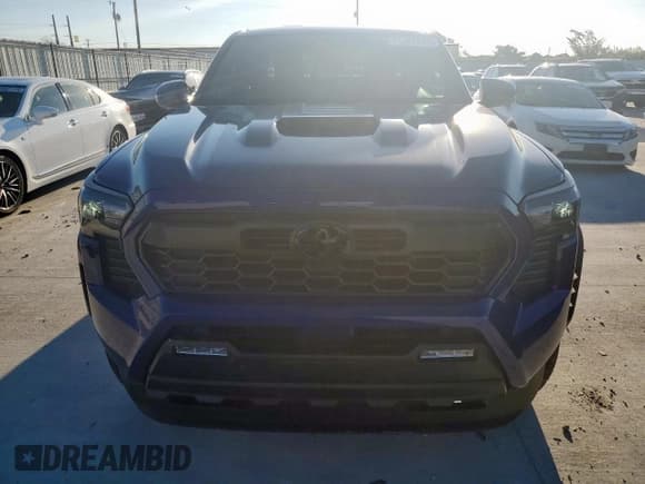 ✅ 2025 Toyota Tacoma SR5 • VIN: 3TMKB5FN5SM028816 • Lot: 81507295. Wystawiony na Copart z przebiegiem 5 140 mil. Bezpłatny archiwum sprzedaży aukcyjnych z USA i szczegółowy raport historii pojazdu na DreamBid. Zdjęcie 5.