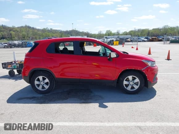 ✅ 2020 Chevrolet Trax LS • VIN: KL7CJKSB9LB353721 • Lot: 41987811. Wystawiony na IAAI z przebiegiem Nie podano. Bezpłatny archiwum sprzedaży aukcyjnych z USA i szczegółowy raport historii pojazdu na DreamBid. Zdjęcie 13.