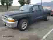 1998 Dodge Dakota SLT z VIN 1B7GL22Y1WS599671, wystawiony jako Copart lot #84451994 z przebiegiem 108 623 mil mil oraz Czysty tytuł • Clean title. Historia ofert i sprzedaży dostępna na DreamBid. Obrazek 1.