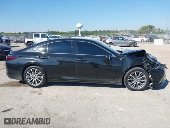 ✅ 2020 Lexus ES 350 • VIN: 58ADZ1B18LU077669 • Lot: 43212628. Wystawiony na IAAI z przebiegiem 57 982 mil. Bezpłatny archiwum sprzedaży aukcyjnych z USA i szczegółowy raport historii pojazdu na DreamBid. Zdjęcie 13.