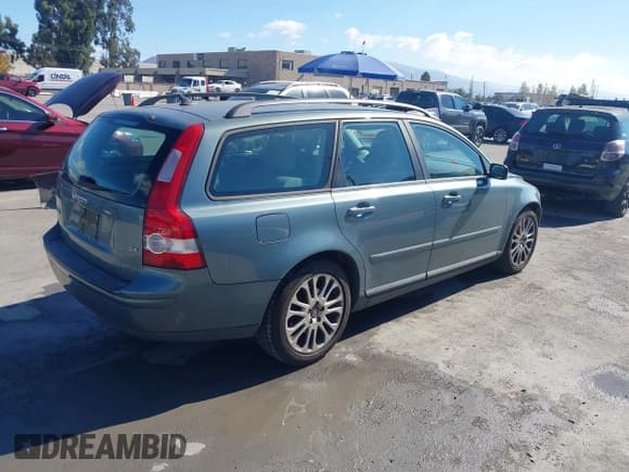 ✅ 2005 Volvo V50 • VIN: YV1MW390352055827 • Lot: 43461466. Listed on IAAI with 146,806 mi. Free auction sales archive from the USA and detailed vehicle history report at DreamBid. Image 4.