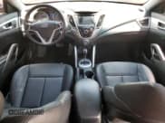 ✅ 2015 Hyundai Veloster • VIN: KMHTC6AD5FU222054 • Lot: 71016734. Wystawiony na Copart z przebiegiem 64 330 mil. Bezpłatny archiwum sprzedaży aukcyjnych z USA i szczegółowy raport historii pojazdu na DreamBid. Zdjęcie 8.