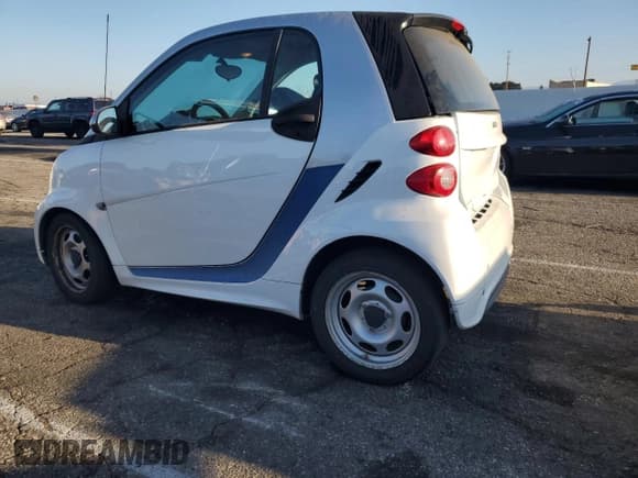 ✅ 2015 Smart fortwo Passion • VIN: WMEEJ9AA0FK838378 • Lot: 66462465. Listed on Copart with 17,821 mi. Free auction sales archive from the USA and detailed vehicle history report at DreamBid. Image 2.
