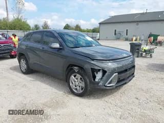 ✅ 2024 Hyundai Kona SE • VIN: KM8HACAB1RU182097 • Лот: 43313421. Опубликован ранее на IAAI с пробегом 24 727 миль. Бесплатный доступ к архиву аукционных продаж из США и подробный отчёт об истории автомобиля на DreamBid. Изображение 1.