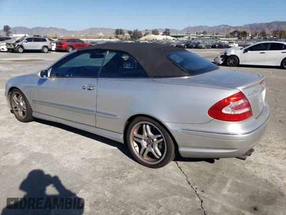 ✅ 2005 Mercedes-Benz CLK 55 AMG • VIN: WDBTK76G65T038017 • Лот: 84967084. Опубликован ранее на Copart с пробегом 121 163 миль. Бесплатный доступ к архиву аукционных продаж из США и подробный отчёт об истории автомобиля на DreamBid. Изображение 2.