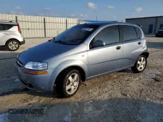 2007 Chevrolet Aveo LS z VIN KL1TD66657B725910, wystawiony jako Copart lot #88521145 z przebiegiem 138 243 mil mil oraz Szkoda całkowita • Salvage title. Historia ofert i sprzedaży dostępna na DreamBid. Obrazek 1.