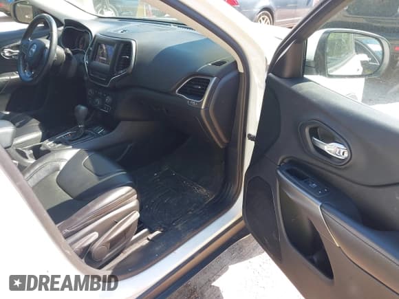 ✅ 2019 Jeep Cherokee Latitude Plus • VIN: 1C4PJLLX9KD284682 • Lot: 42777980. Listed on IAAI with 92,511 mi. Free auction sales archive from the USA and detailed vehicle history report at DreamBid. Image 5.