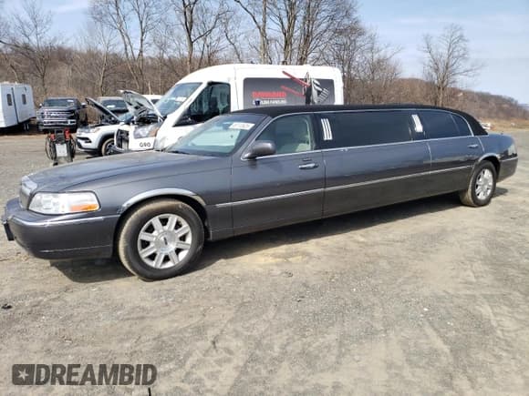 ✅ 2007 Lincoln Town Car Executive • VIN: 1L1FM88W67Y638140 • Lot: 49112625. Wystawiony na Copart z przebiegiem 123 496 mil. Bezpłatny archiwum sprzedaży aukcyjnych z USA i szczegółowy raport historii pojazdu na DreamBid. Zdjęcie 1.