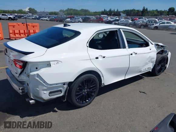 2022 Toyota Camry SE z VIN 4T1G11AK5NU075077, wystawiony jako IAAI lot #42359500 z przebiegiem 35 938 mil mil oraz . Historia ofert i sprzedaży dostępna na DreamBid. Obrazek 4.