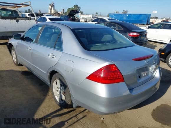 ✅ 2006 Honda Accord LX • VIN: JHMCM56436C006745 • Lot: 42861699. Wystawiony na IAAI z przebiegiem 138 503 mil. Bezpłatny archiwum sprzedaży aukcyjnych z USA i szczegółowy raport historii pojazdu na DreamBid. Zdjęcie 3.