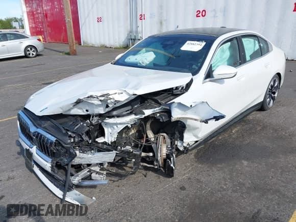 ✅ 2024 BMW i5 eDrive40 • VIN: WBY33FK07RCR27379 • Lot: 42882394. Wystawiony na IAAI z przebiegiem Nie podano. Bezpłatny archiwum sprzedaży aukcyjnych z USA i szczegółowy raport historii pojazdu na DreamBid. Zdjęcie 6.