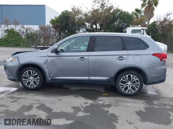 ✅ 2018 Mitsubishi Outlander ES • VIN: JA4AZ3A34JJ001775 • Лот: 41725639. Опубликован ранее на IAAI с пробегом 100 266 миль. Бесплатный доступ к архиву аукционных продаж из США и подробный отчёт об истории автомобиля на DreamBid. Изображение 14.