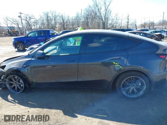 ✅ 2024 Tesla Model Y Long Range • VIN: 7SAYGDEE4RF149457 • Lot: 41700922. Wystawiony na IAAI z przebiegiem Nie podano. Bezpłatny archiwum sprzedaży aukcyjnych z USA i szczegółowy raport historii pojazdu na DreamBid. Zdjęcie 14.