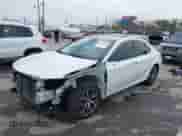 2022 Toyota Camry XLE z VIN 4T1F11AK6NU044951, wystawiony jako IAAI lot #42666463 z przebiegiem 37 559 mil mil oraz . Historia ofert i sprzedaży dostępna na DreamBid. Obrazek 2.