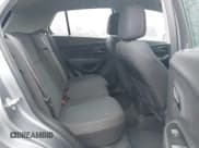 ✅ 2020 Chevrolet Trax LS • VIN: 3GNCJKSB9LL159716 • Lot: 43704981. Wystawiony na IAAI z przebiegiem 84 930 mil. Bezpłatny archiwum sprzedaży aukcyjnych z USA i szczegółowy raport historii pojazdu na DreamBid. Zdjęcie 8.