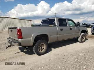 2003 Chevrolet Silverado 1500HD LS z VIN 1GCGC13U53F248630, wystawiony jako Copart lot #56258545 z przebiegiem 266 483 mil mil oraz Szkoda całkowita • Salvage title. Historia ofert i sprzedaży dostępna na DreamBid. Obrazek 3.