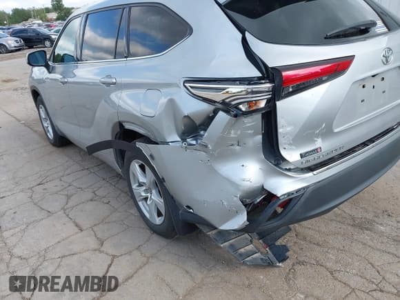 ✅ 2020 Toyota Highlander LE • VIN: 5TDBZRBH8LS511947 • Lot: 43113104. Listed on IAAI with 64,294 mi. Free auction sales archive from the USA and detailed vehicle history report at DreamBid. Image 6.