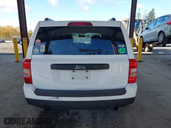 ✅ 2015 Jeep Patriot Sport • VIN: 1C4NJPBB5FD179051 • Lot: 43650712. Listed on IAAI with 114,075 mi. Free auction sales archive from the USA and detailed vehicle history report at DreamBid. Image 16.
